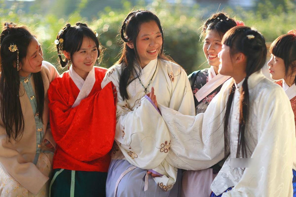 中国人讲究"相由心生",但龚金燕和她的同伴们发现,在对汉服文化的专研