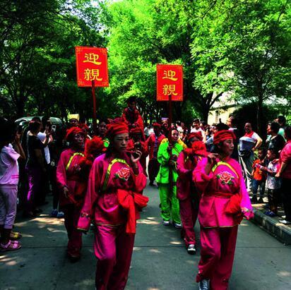 鹤壁小伙骑马迎娶洋媳妇 两人穿汉服办周制婚礼 -图片3