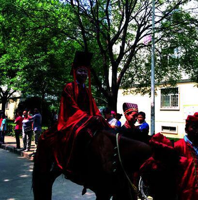 鹤壁小伙骑马迎娶洋媳妇 两人穿汉服办周制婚礼 -图片4