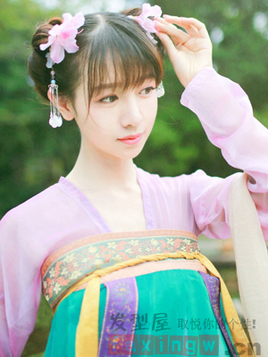 汉服发型三：
很有少女气质的一款甜美双发髻扎发造型，挑染色的齐刘海长发扎双花苞头盘发造型，清新的空气感齐刘海修饰出精致的小脸。