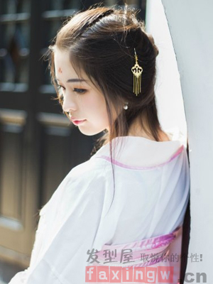 汉服发型六：
女人味十足的一款古代女生发型设计，简单大方的长发盘发，刘海梳起露出额头清爽显气质，搭配粉色汉服衣裙甜美可人。