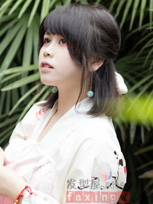 汉服发型七：
适合齐肩发MM打理的一款古装发型设计，斜刘海中长直发自然披肩，简单的公主头半扎发非常好打理，配合甜美妆容尽显清新妩媚。