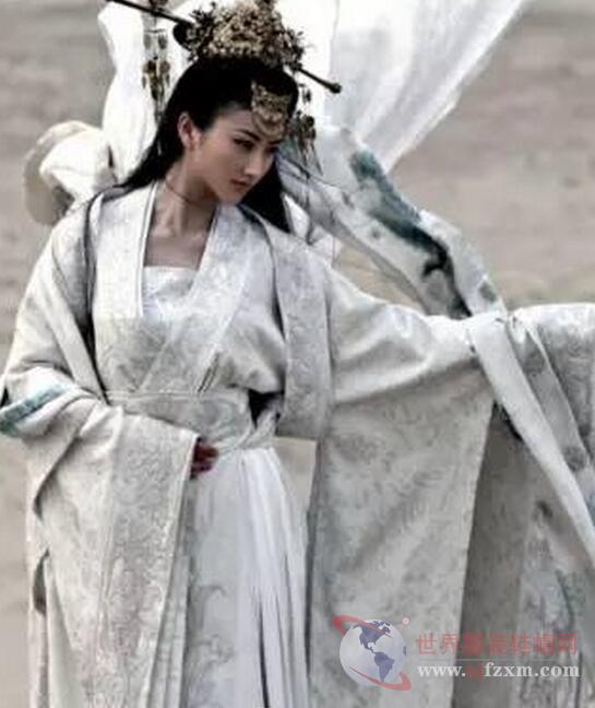 在春秋一直到汉代，曲裾深衣，直裾深衣是深衣的主要款式。深衣承接上衣下裳，是一种根据礼制而制定的衣服，所以一直以来都深受士大夫阶层的喜爱。