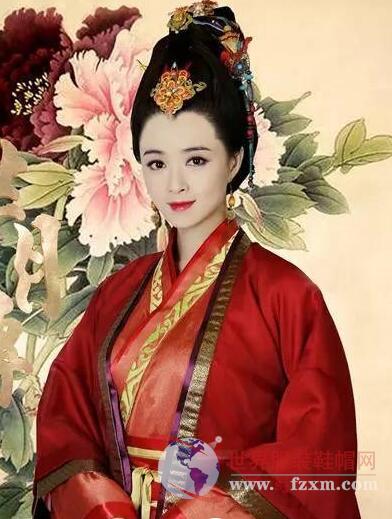 采用圆袖方领，以示规矩，意为行事要合乎准则;垂直的背线以示做人要正直;水平的下摆线以示处要公平。

汉服 · 褒衣广袖
