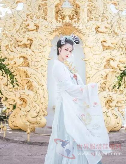 汉服自古礼服褒衣博带、常服短衣宽袖。当西方人用胸甲和裙撑束缚女性身体发展时，宽大的汉服已经实现了放任身体随意舒展的特性。