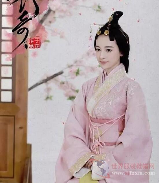 袖宽且长是汉服中礼服袖型的一个显著特点，汉服的礼服一般是宽袖，显示出雍容大度、典雅、庄重、飘逸灵动的风采。