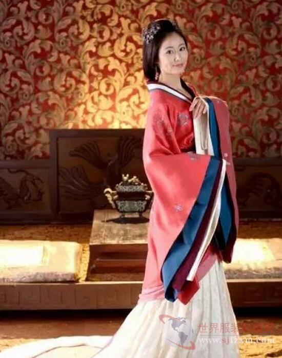 衽，本义衣襟。左前襟掩向右腋系带，将右襟掩覆于内，称右衽，反之称左衽。这就是“交领右衽”传统，也和中国历来的“以右为尊”的思想密不可分。