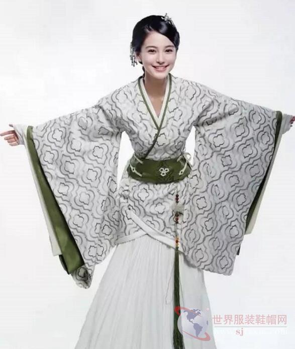 汉服的领型最典型的是“交领右衽”，衣襟在胸前相交叉，左侧的衣襟压住右侧的衣襟，在外观上表现为“y”字形，形成整体服装向右倾斜的效果。

南北朝 · 华袿飞髾
　　