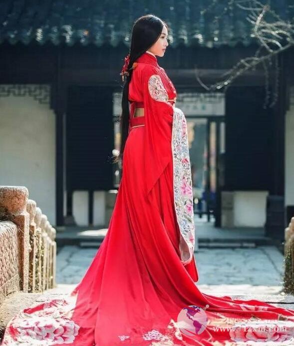 魏晋时期衣冠一秉东汉追求繁华、奢丽的风格，敝屣旁边加以垂饰飘带。服装看起来一场飘逸，这便是彼时辞赋中的“华袿飞髾”。