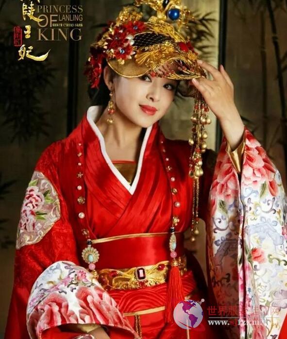 女子服饰则长裙曳地，大袖翩翩，饰带层层叠叠，表现出优雅和飘逸的风格。