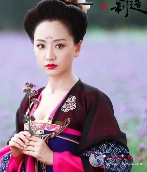 大袖衫，大气飘逸。充分反映了唐代繁华、恢弘、大气的文化特征，呈现出当时华丽开放的审美风尚。
