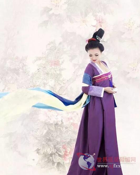 这种服饰是中晚唐时期的样式，并一直流传到五代。

清 · 旗装
满族妇女着“旗装”，梳旗髻，穿“花盆底”旗鞋。长期主要用于宫廷和王室。