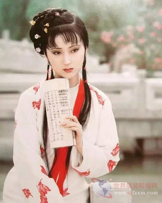 褙子， 衣上流云，袖间清风。 适合三五出行，日常穿着，雅致而轻灵，随意而自由。

民国 · 短袄套裙
