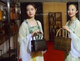 安吉丽娜竹工艺制品首次亮相江城 汉服美女为其代言