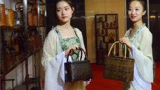安吉丽娜竹工艺制品首次亮相江城 汉服美女为其代言