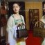 汉服美女手拿竹制工艺品，为其代言