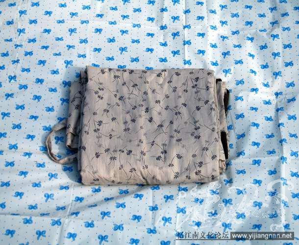 [汉服的洗涤]：
依面料和款式而定，棉麻的单衣可以用洗衣机洗涤，加裏的衣服和礼服宜用手洗或者乾洗店乾洗。

[汉服的晾晒]：
短衣、裤可用衣架晾晒；大的衣服可用长竿子穿袖晾晒，或用晾晒网晾晒。晾乾后宜熨平存放或穿著。

[汉服的存放]：
短衣裤可折叠存放；大的衣服亦可折叠存放，不宜压多，或用挂衣竿存放。注意防蛀。