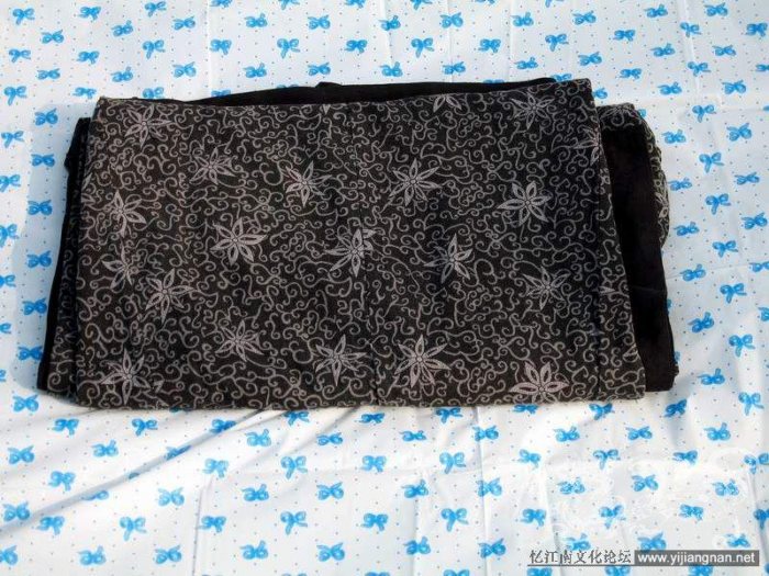 二、曲裾深衣的折叠

曲裾和直裾的折叠方法类似，就是多了个绕襟