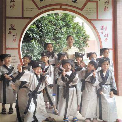 小朋友身着汉服，快乐学国学