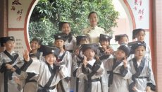 穿汉服诵读经典 学国画浸润心灵