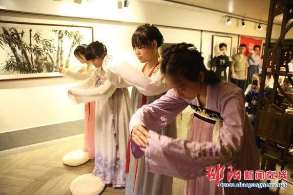 邵阳现女子穿汉服插发簪举办18岁成人仪式 -图片1