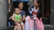 大学生身着汉服 夏日小巷送知识