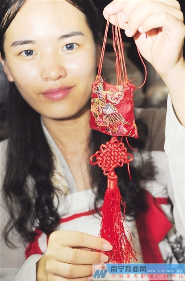 民俗爱好者穿上汉服比秀针线模仿古人提前过七夕