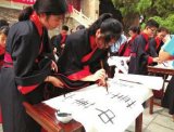 40余名华裔青少年 着汉服写汉字