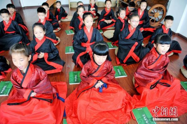 孩童身穿中国古汉服学习传统礼仪-图片4