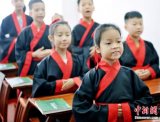 孩童身穿中国古汉服学习传统礼仪