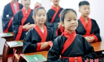 孩童身穿中国古汉服学习传统礼仪