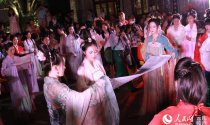 昆明:青年男女穿汉服过七夕 祭祀织女穿针斗巧回归传统