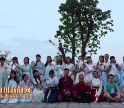 遂宁30余名青年着汉服放花灯过七夕