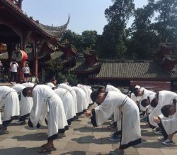 穿汉服行大礼 这群高中毕业生用古礼拜谢师恩