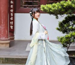 “汉服控”徐娇绝美汉服，清新可人