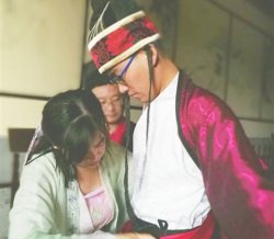 邢台：少年着汉服举办成人礼宣誓谢父母
