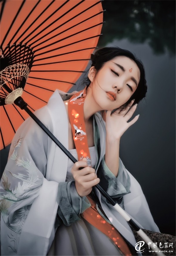 美如水墨画一般的着汉服女子-图片5