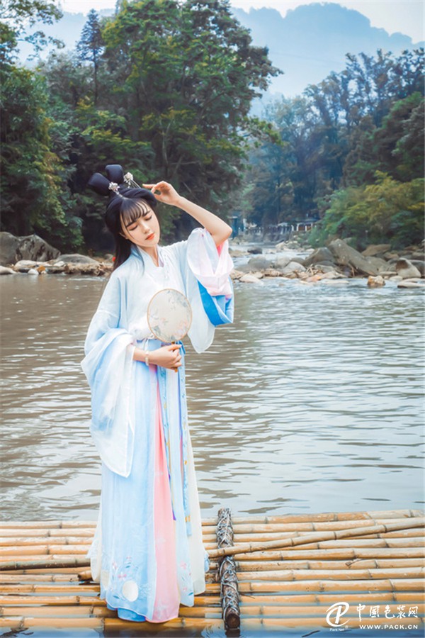 美如水墨画一般的着汉服女子-图片6