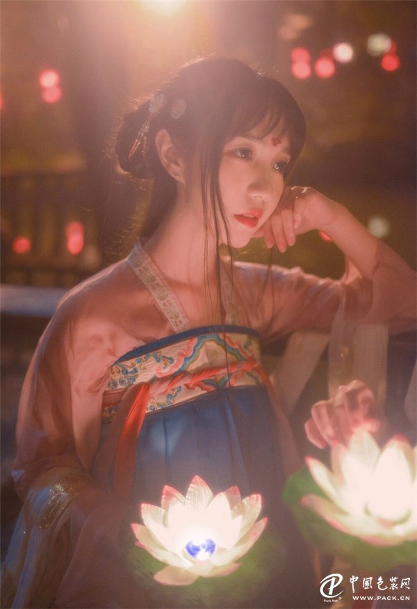 美如水墨画一般的着汉服女子-图片10