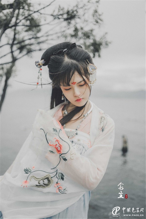 美如水墨画一般的着汉服女子-图片9