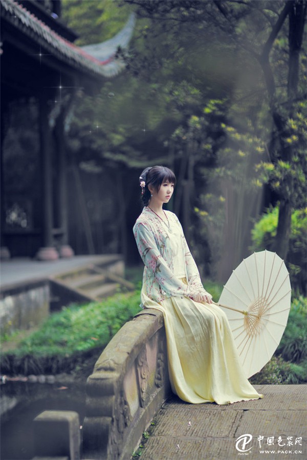 美如水墨画一般的着汉服女子-图片8