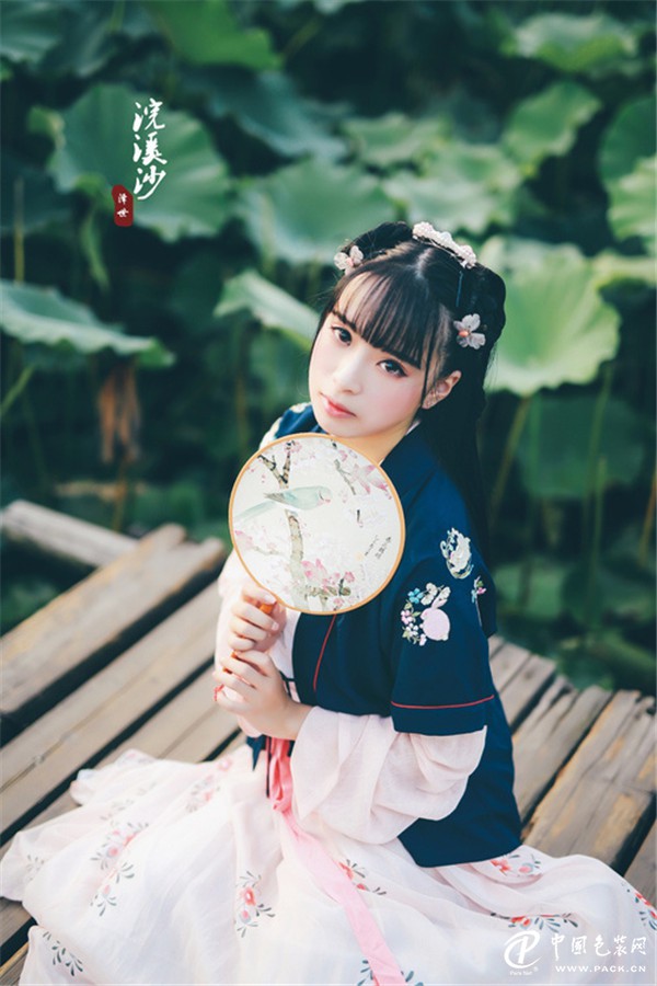 美如水墨画一般的着汉服女子-图片11