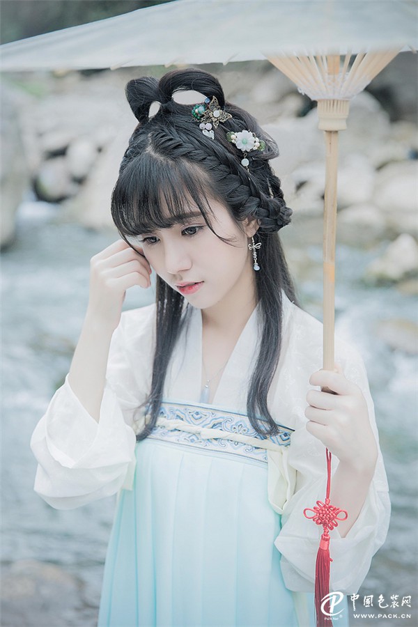 美如水墨画一般的着汉服女子-图片13