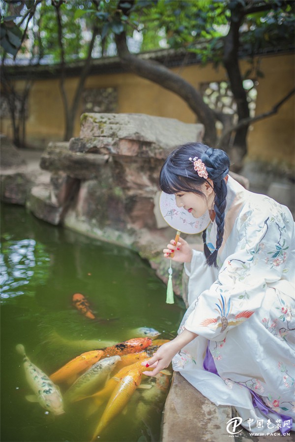 美如水墨画一般的着汉服女子-图片18