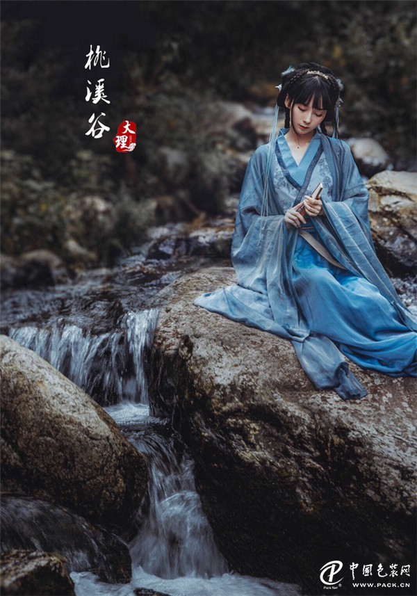 北方有佳人,绝世而独立,一顾倾人城,再顾倾人国,宁不知倾国与倾城?佳人难再得。
身着汉服的女子宛如从中国古典水墨画中走出的美人,美不可言。