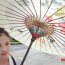 司徒漪澜（陈佳鑫）向记者展示自己喜爱的油纸伞