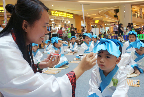 开笔破蒙,写下第一个毛笔字--人。一撇一捺象征着做人要堂堂正正立于天地,学会做人从写端端正正的人字开始。