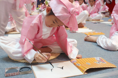 穿汉服拜孔子诵经典 百名学童重现古时开笔礼-图片4