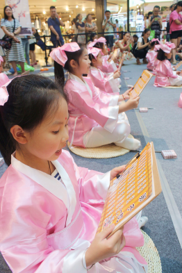 所有礼仪完成后,老师宣布“礼成”。在这场仪式中,孩子们体验到古人对读书的重视,对礼仪的重视,对老师的重视。家长们也纷纷表达了对孩子寄予的厚望。通过本次活动,将中华传统礼仪传承给孩子们,并由他们发扬光大。