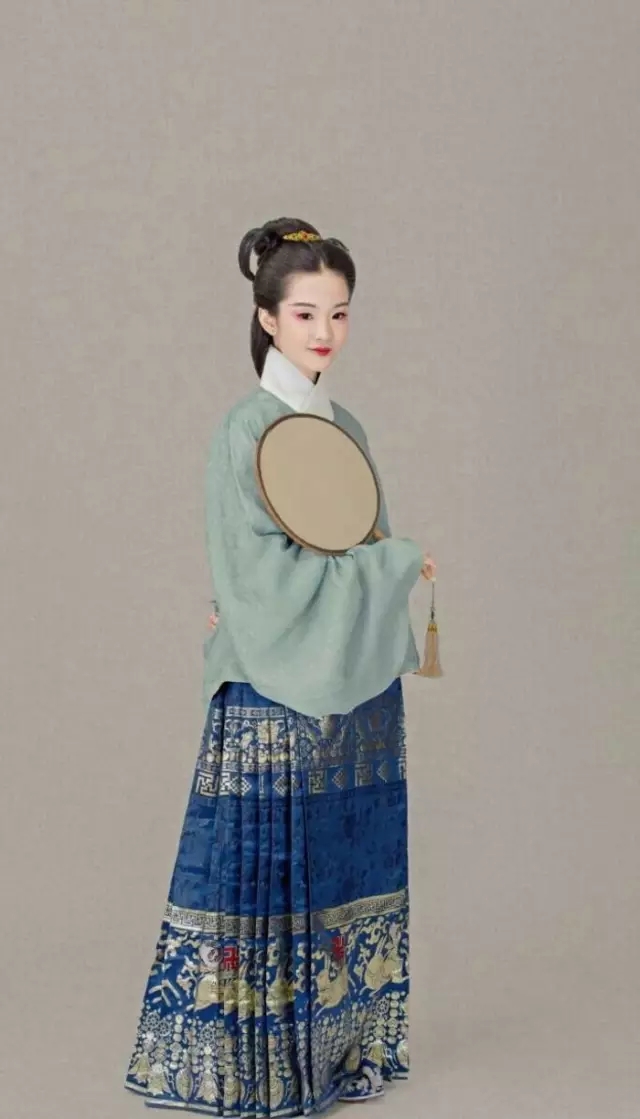 古人云:汉服之美谓之华。华是一种气度,一种民族气质和民族精神。一个人,一件深衣,一份信仰。